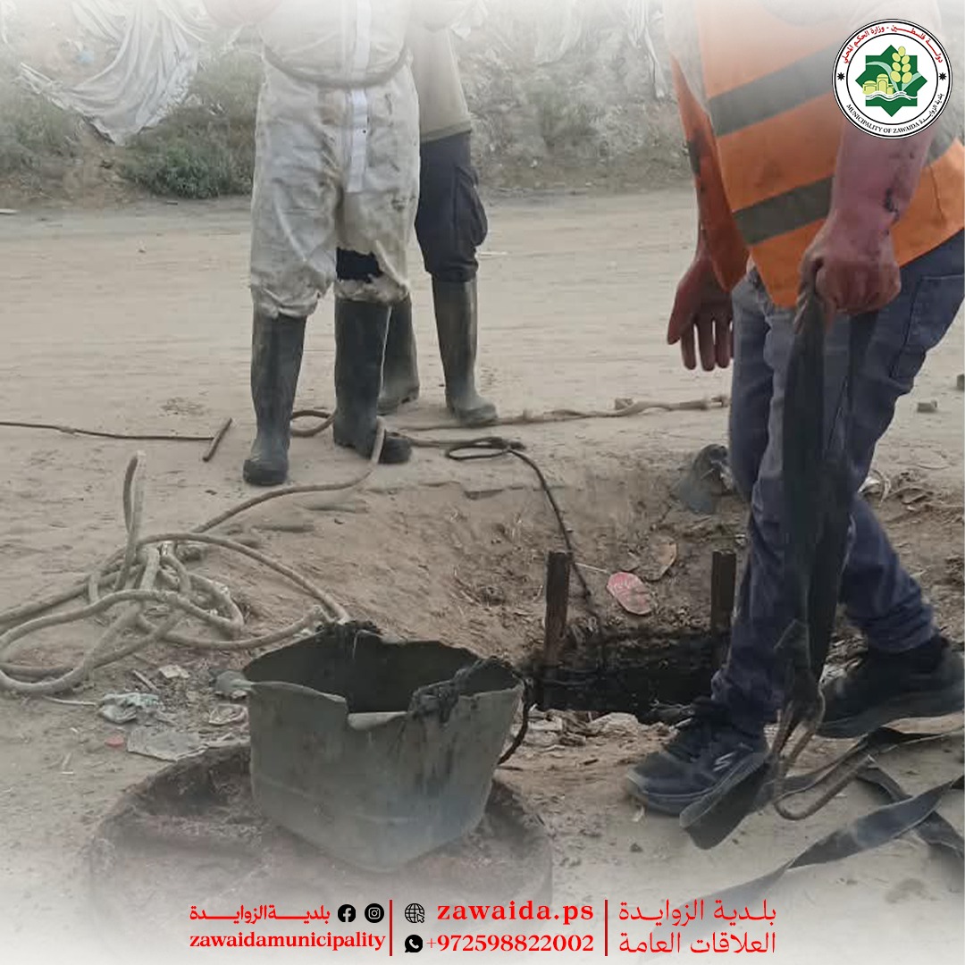 بلدية الزوايدة تواصل أعمال تنظيف المناهل
